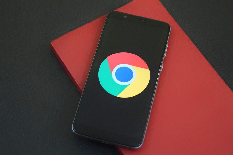 Chrome logo on an iPhone screen 